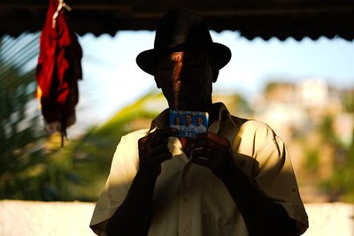 Homem em ambiente rural pernambucano, luz do fim de tarde, simbolizando as raízes de Nino de Enoque