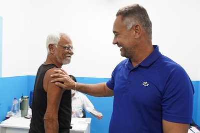 Nino de Enoque em ação social do Projeto Veja Bem, cuidando de morador de Moreno